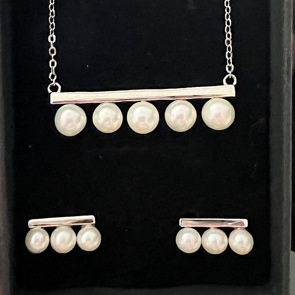 Jewelry - 5 stone Natural Pearl Beam Necklace and Earrings Set